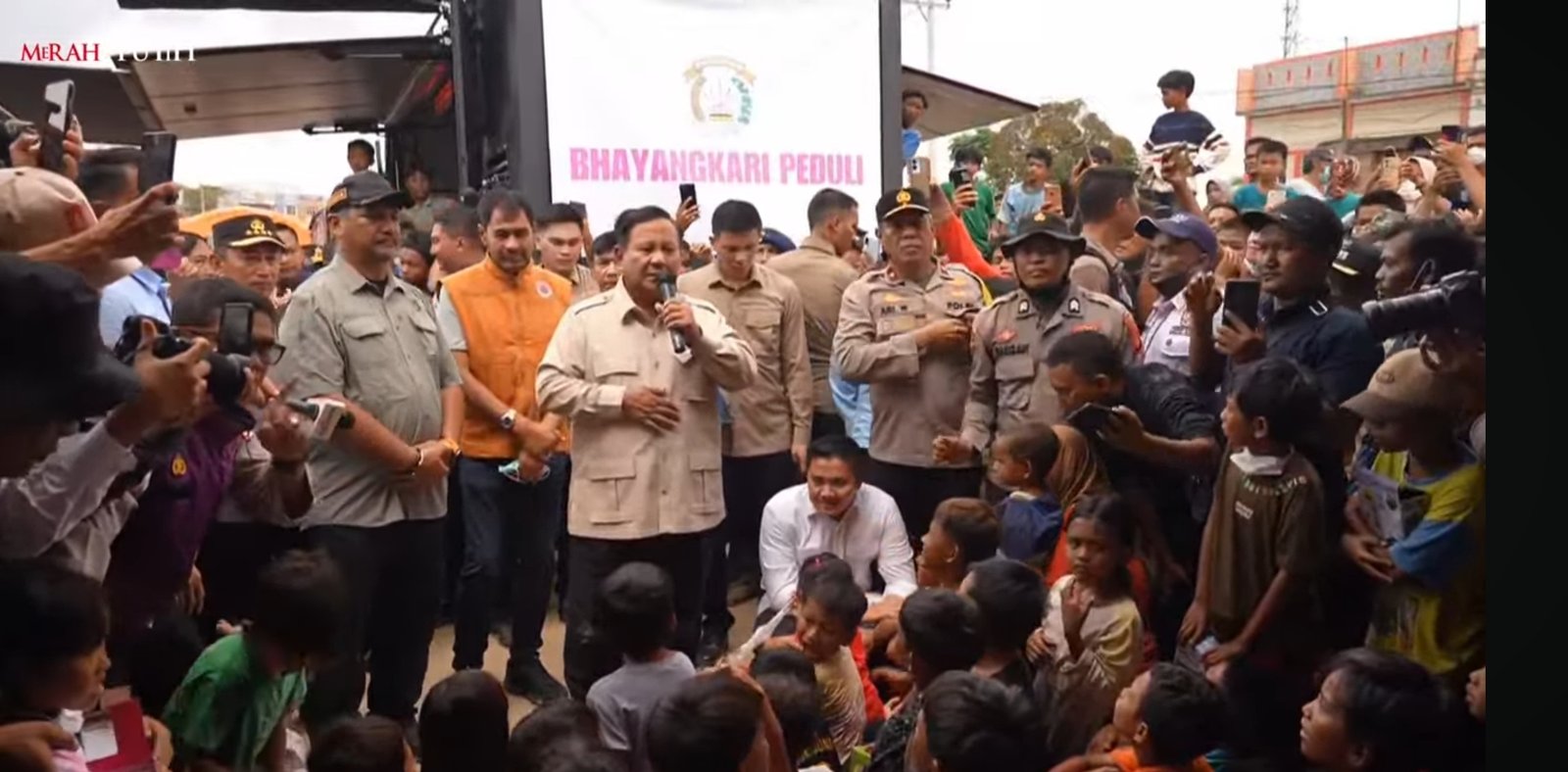 Presiden Prabowo Subianto saat meninjau posko bencana di Aceh Tamiang/Foto Tangkapan Layar YouTube Sekretariat Presiden