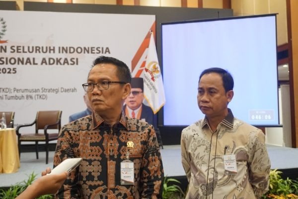 Wakil Ketua DPRD Kabupaten Morowali, Ihwan Mohamad Taiyeb (kiri) bersama Sekertaris Dewan DPRD Morowali Husban Laonu (kanan) disela-sela Rakernasus ADKASI di Jakarta, Senin (15/12). Foto: GPriority/Ricky Dimuharam