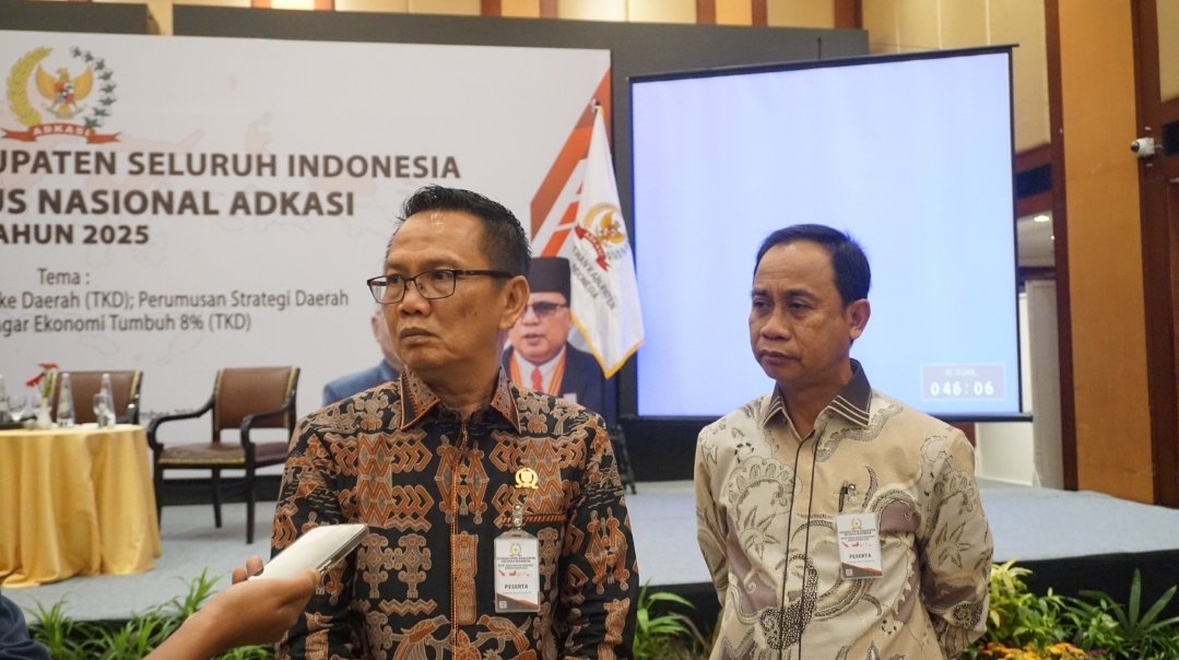 Wakil Ketua DPRD Kabupaten Morowali, Ihwan Mohamad Taiyeb (kiri) bersama Sekertaris Dewan DPRD Morowali Husban Laonu (kanan) disela-sela Rakernasus ADKASI di Jakarta, Senin (15/12). Foto: GPriority/Ricky Dimuharam