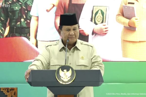Presiden Prabowo Subianto memimpin pelaksanaan akad massal 50.030 unit Kredit Perumahan Rakyat Fasilitas Likuiditas Pembiayaan Perumahan (KPR FLPP) sekaligus serah terima kunci rumah subsidi tahun 2025 yang digelar di Banten, Sabtu (20/12). Foto: Tangkapan layar Youtube Sekertariat Presiden