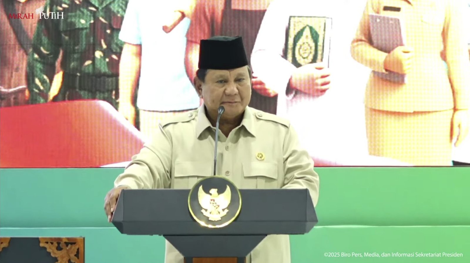Presiden Prabowo Subianto memimpin pelaksanaan akad massal 50.030 unit Kredit Perumahan Rakyat Fasilitas Likuiditas Pembiayaan Perumahan (KPR FLPP) sekaligus serah terima kunci rumah subsidi tahun 2025 yang digelar di Banten, Sabtu (20/12). Foto: Tangkapan layar Youtube Sekertariat Presiden