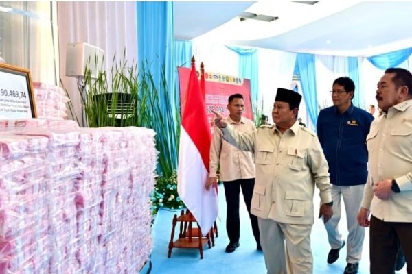 Presiden Prabowo Subianto menyaksikan hasil penyelamatan keuangan negara tahun 2025 di Kantor Kejaksaan Agung, Jakarta, Rabu (24/12). Foto: BPMI Setpres/Rusman