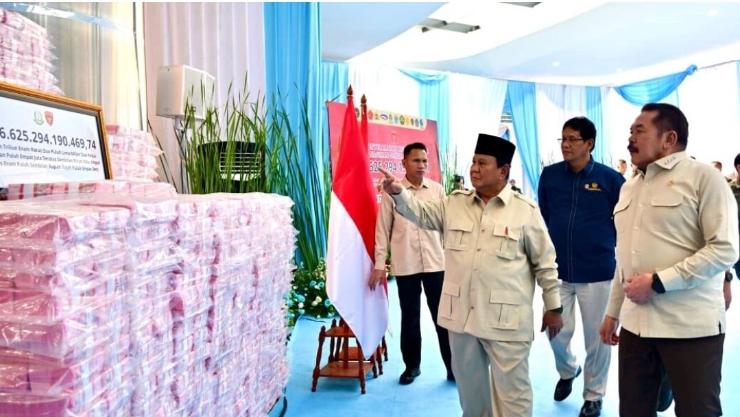 Presiden Prabowo Subianto menyaksikan hasil penyelamatan keuangan negara tahun 2025 di Kantor Kejaksaan Agung, Jakarta, Rabu (24/12). Foto: BPMI Setpres/Rusman