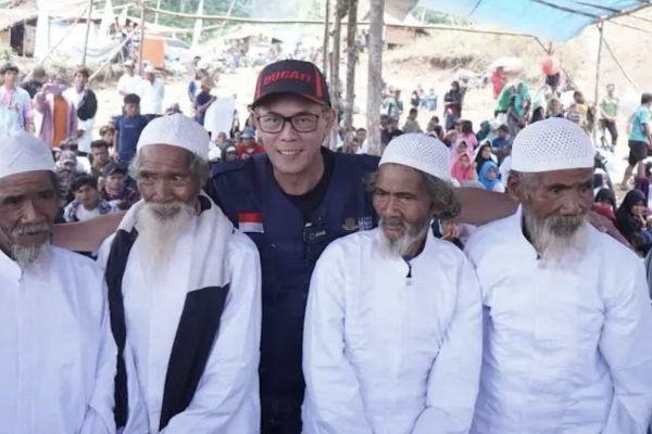 Suku Tau Taa Wana ramai-ramai memeluk agama Islam dengan melafalkan kalimat Syahadad. Foto: istimewa