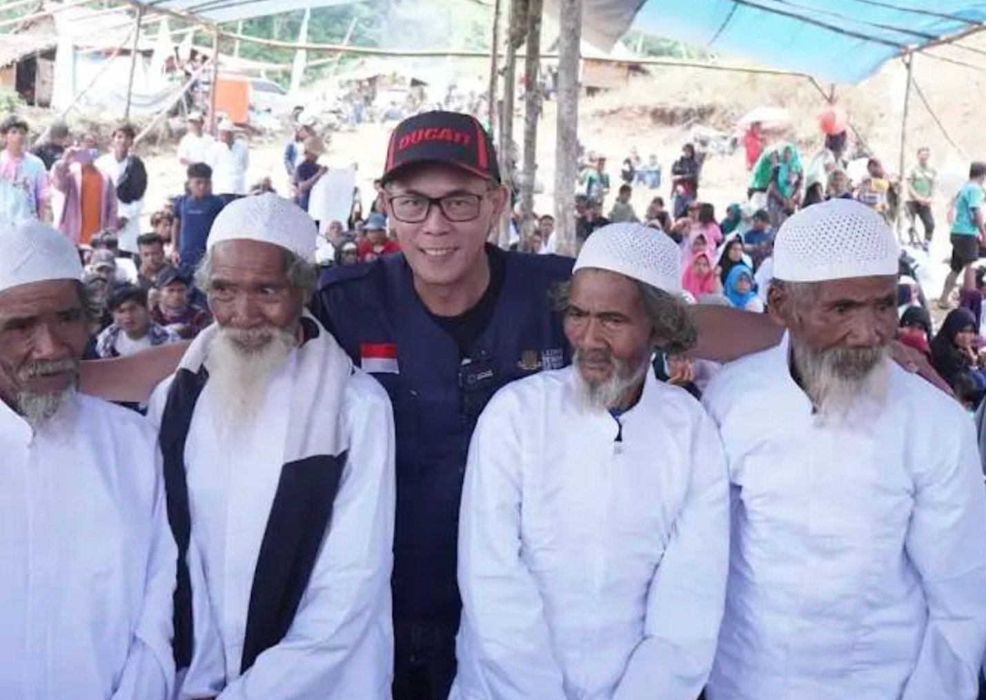 Suku Tau Taa Wana ramai-ramai memeluk agama Islam dengan melafalkan kalimat Syahadad. Foto: istimewa