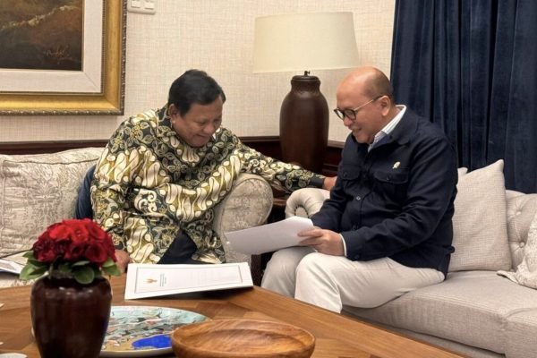 Presiden Prabowo Subianto menerima Menteri Investasi dan Hilirisasi sekaligus Kepala Badan Pengelola Investasi Daya Anagata Nusantara (BPI Danantara), Rosan Perkasa Roeslani, di kediaman pribadinya, Kertanegara, Jakarta pada Sabtu (27/12). Foto: BPMI Setpres/Istimewa