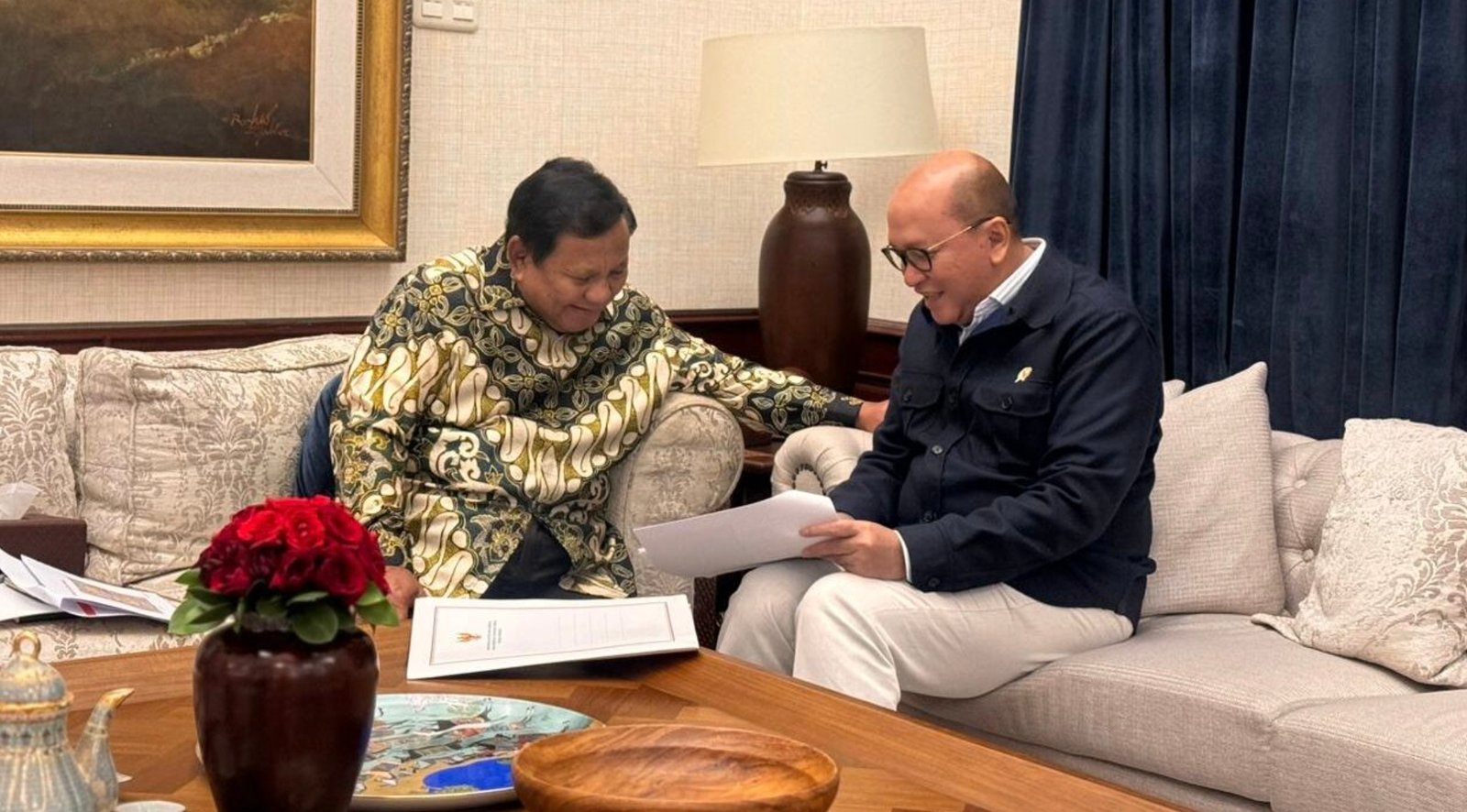 Presiden Prabowo Subianto menerima Menteri Investasi dan Hilirisasi sekaligus Kepala Badan Pengelola Investasi Daya Anagata Nusantara (BPI Danantara), Rosan Perkasa Roeslani, di kediaman pribadinya, Kertanegara, Jakarta pada Sabtu (27/12). Foto: BPMI Setpres/Istimewa