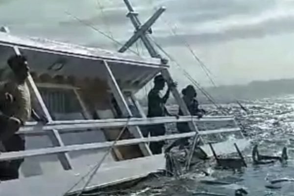Kapal wisata tenggelam di Lombok pada Sabtu (25/12). Foto: istimewa
