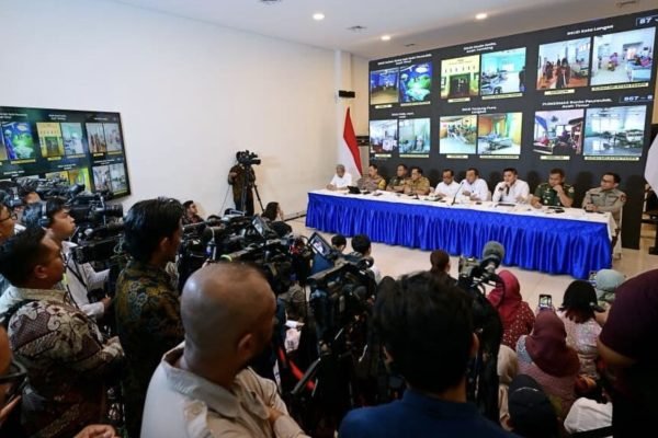 Para menteri dan pejabat terkait menyampaikan keterangannya dalam konferensi pers yang digelar di Posko Terpadu Pangkalan TNI AU Halim Perdanakusuma, Jakarta, Senin (29/12). Foto: BPMI Setpres/Muchlis Jr