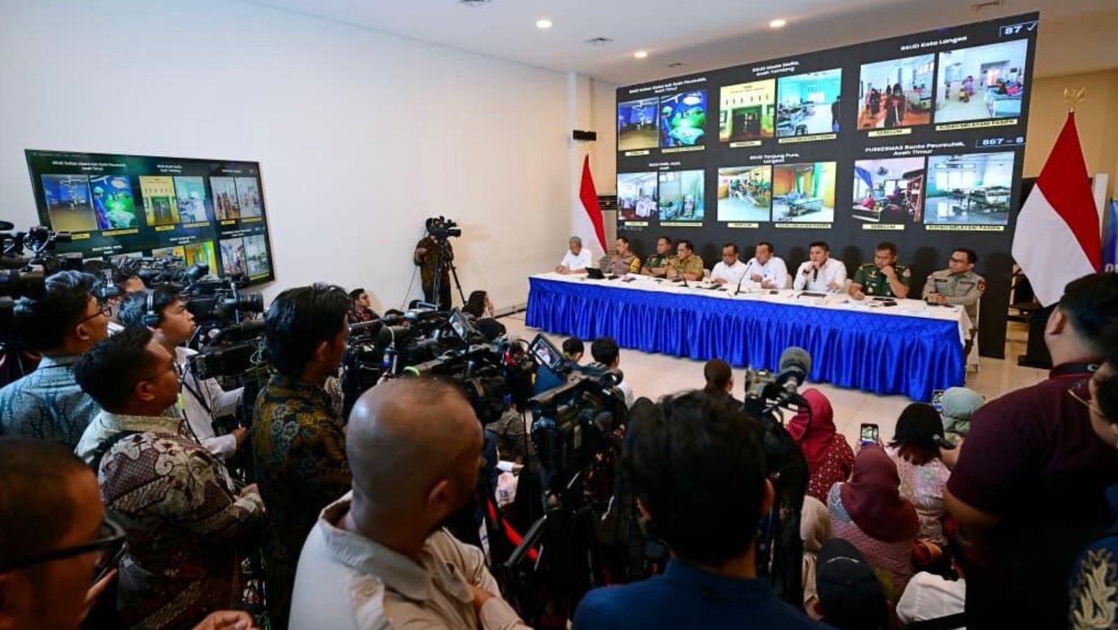Para menteri dan pejabat terkait menyampaikan keterangannya dalam konferensi pers yang digelar di Posko Terpadu Pangkalan TNI AU Halim Perdanakusuma, Jakarta, Senin (29/12). Foto: BPMI Setpres/Muchlis Jr