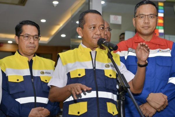 Menteri Energi dan Sumber Daya Mineral (ESDM) Bahlil Lahadalia usai inspeksi di Terminal Bahan Bakar Minyak (TBBM) Plumpang, Jakarta Utara, Minggu (28/12). Foto: dok.Kementerian ESDM