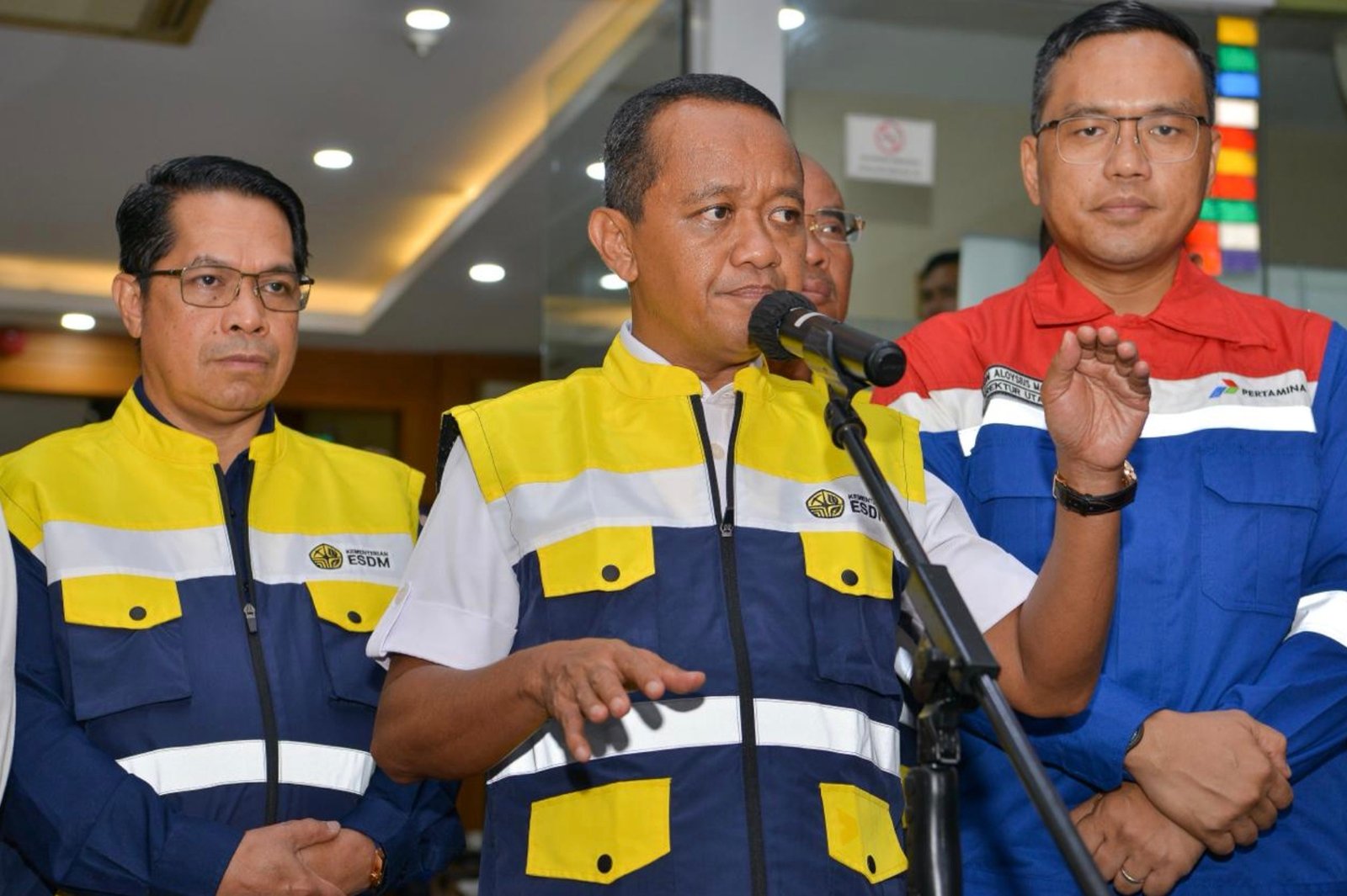 Menteri Energi dan Sumber Daya Mineral (ESDM) Bahlil Lahadalia usai inspeksi di Terminal Bahan Bakar Minyak (TBBM) Plumpang, Jakarta Utara, Minggu (28/12). Foto: dok.Kementerian ESDM