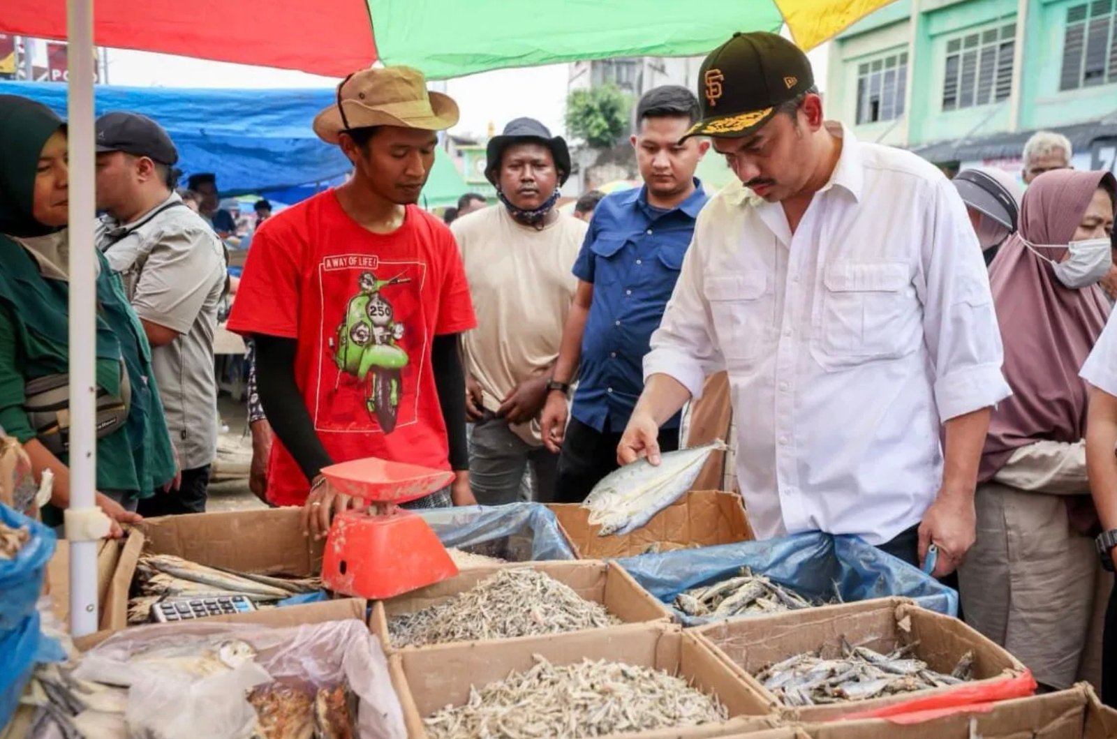 Menteri UMKM Maman Abdurahman berkunjung ke Pasar Pagi Kuala Simpang di Kabupaten Aceh Tamiang, Selasa (30/12). Foto: dok.Kementerian UMKM