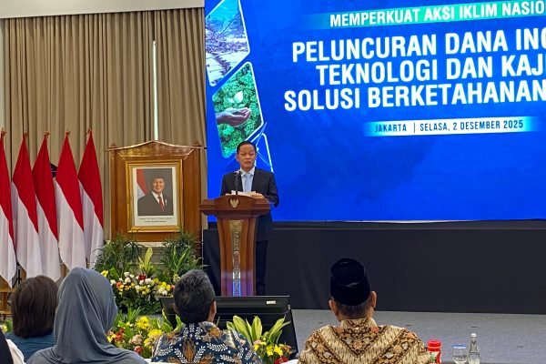 Menteri Lingkungan Hidup/Kepala Badan Pengendalian Lingkungan Hidup, Hanif Faisol Nurofiq dalam acara peluncuran Dana Inovasi Teknologi dan Kajian Solusi Berketahanan Iklim di Kantor Bappenas RI, Selasa (2/12)/Foto Fifi Abdurahman