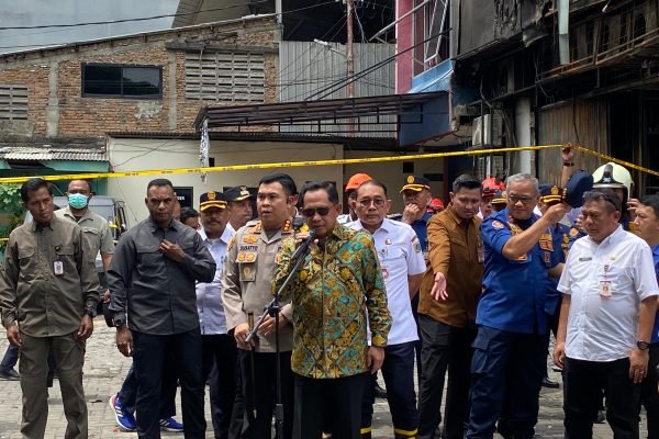 Mendagri Tito Karnavian meninjau lokasi kebakaran di Kantor Terra Drone, Kemayoran, Jakarta Pusat, pada Rabu (10/12)/Foto Fifi Abdurahman
