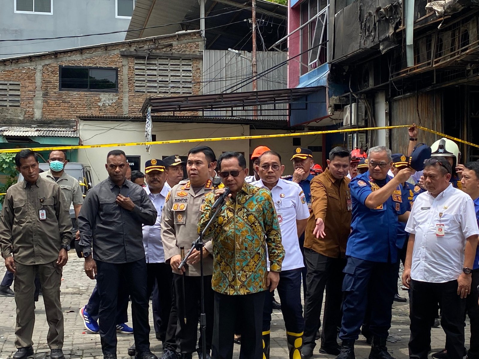 Mendagri Tito Karnavian meninjau lokasi kebakaran di Kantor Terra Drone, Kemayoran, Jakarta Pusat, pada Rabu (10/12)/Foto Fifi Abdurahman