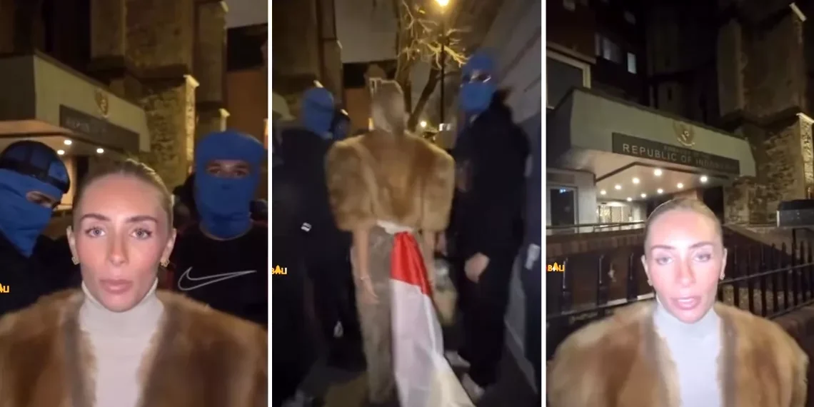 Bonnie Blue terlihat menghina bendera Indonesia dengan menyelipkan di bagian belakang roknya saat mengunjungi KBRI di London, Inggris/Foto : Tangkapan Layar