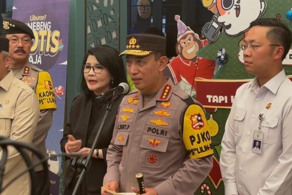 Kapolri Jenderal Listyo Sigit Prabowo dalam konferensi pers di Stasiun Senen, Jakarta Pusat, Selasa (23/12)/Foto Fifi Abdurahman