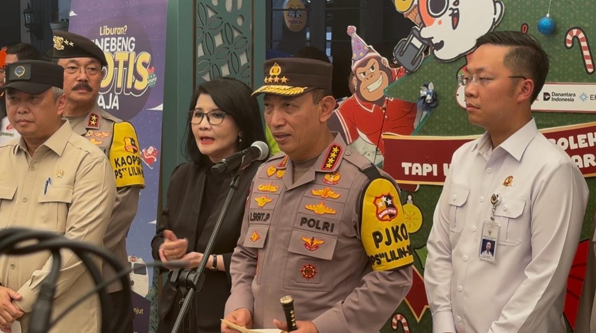 Kapolri Jenderal Listyo Sigit Prabowo dalam konferensi pers di Stasiun Senen, Jakarta Pusat, Selasa (23/12)/Foto Fifi Abdurahman