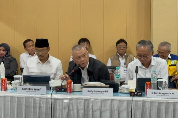 Menhub, Dudy Purwagandhi dalam Rapat Koordinasi Satgas Pemulihan Pascabencana Sumatra, yang dihadiri oleh Pimpinan DPR RI beserta Pimpinan Kementerian/Lembaga Daerah terdampak bencana Sumatra di Banda Aceh, Aceh, Selasa (30/12)/Foto Kemenhub