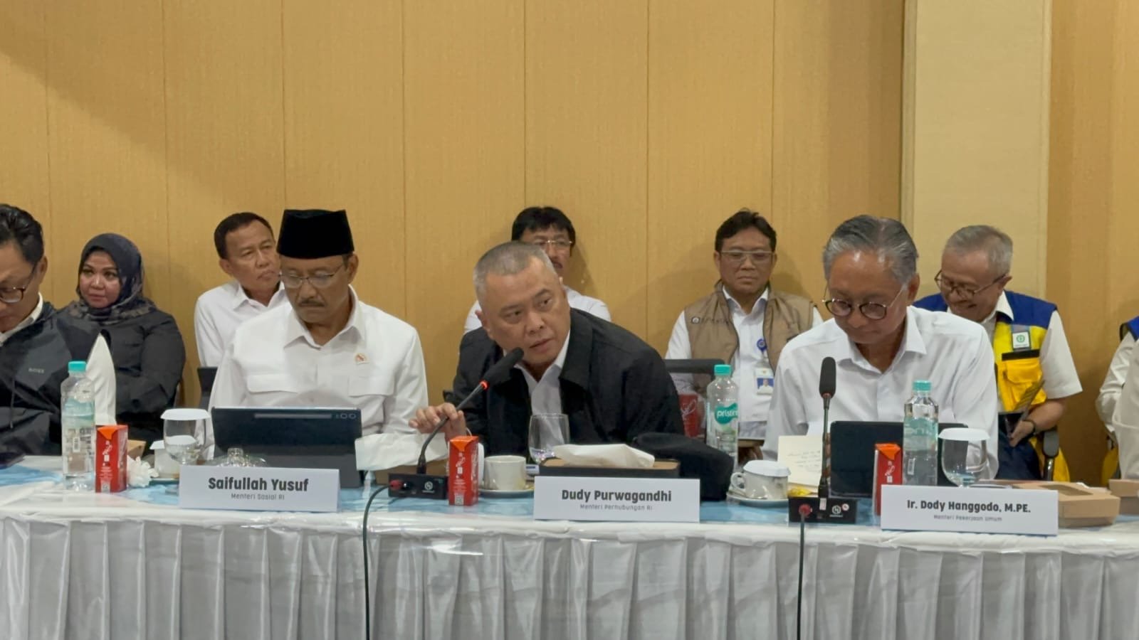 Menhub, Dudy Purwagandhi dalam Rapat Koordinasi Satgas Pemulihan Pascabencana Sumatra, yang dihadiri oleh Pimpinan DPR RI beserta Pimpinan Kementerian/Lembaga Daerah terdampak bencana Sumatra di Banda Aceh, Aceh, Selasa (30/12)/Foto Kemenhub