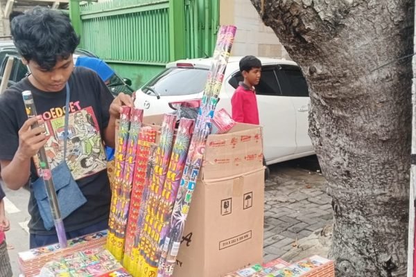 Omzet penjualan petasan di Jakarta pada momen pergantian tahun 2025 ke 2026 mengalami penurunan/Foto Fifi Abdurahman
