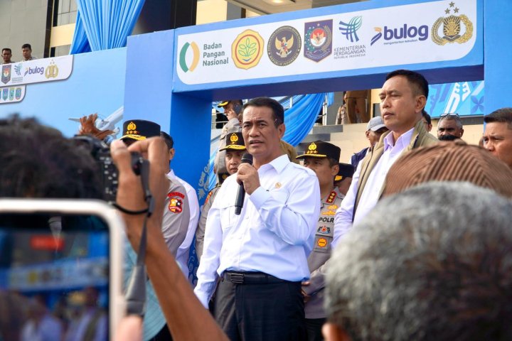 Menteri Pertanian (Mentan) Andi Amran Sulaiman saat menyalurkan beras SPHP di Jayapura, Papua, Selasa (9/12). Foto: dok.Kementan