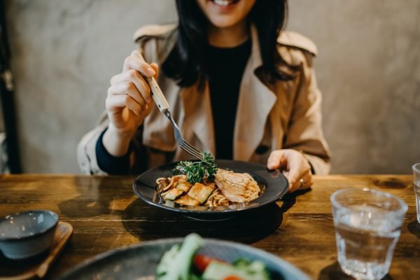 Survei dari Intuit menyebut 31 persen Gen Z di AS rela kencan untuk makan gratis/Foto : Ilustrasi Dok. Freepik