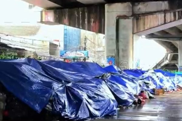 Warga Ciputat Keluhkan Tumpukan Sampah, Pemkot Tangsel Hanya Tutup Dengan Terpal/Foto : Dok. Istimewa