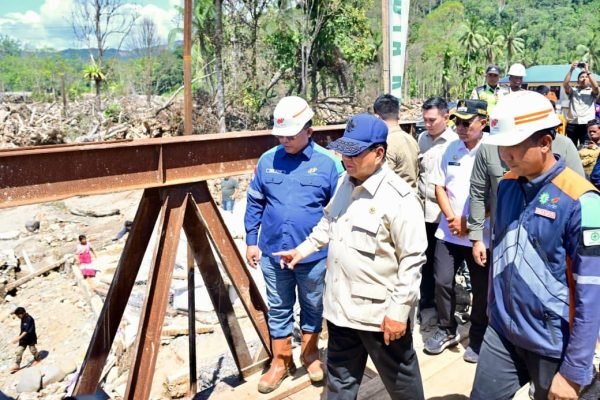 Presiden Prabowo Subianto saat meninjau pembangunan Jembatan Bailey di Tapanuli Selatan, Rabu (31/1). Foto: dok.Kemnsetneg