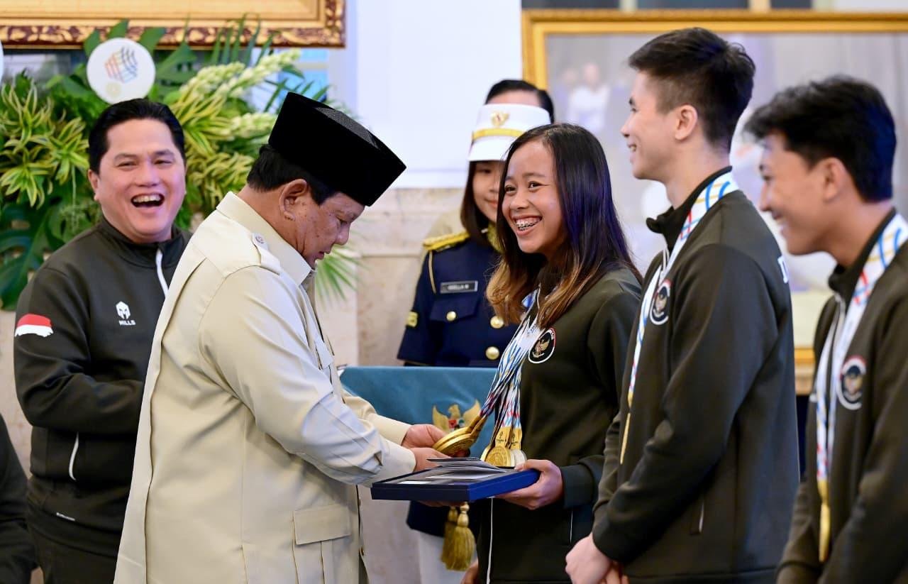 Presiden Prabowo Subianto menyerahkan apresiasi kepada atlet dan pelatih pada ajang SEA Games 2025 Thailand di Jakarta, Kamis (8/1). Foto: Setneg
