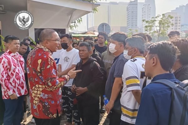 Pihak KBRI Phnom Penh saat menangani WNI yang terlibat sindikat penipuan daring (online scam)/Foto : KBRI Phnom Penh via Kemlu RI
