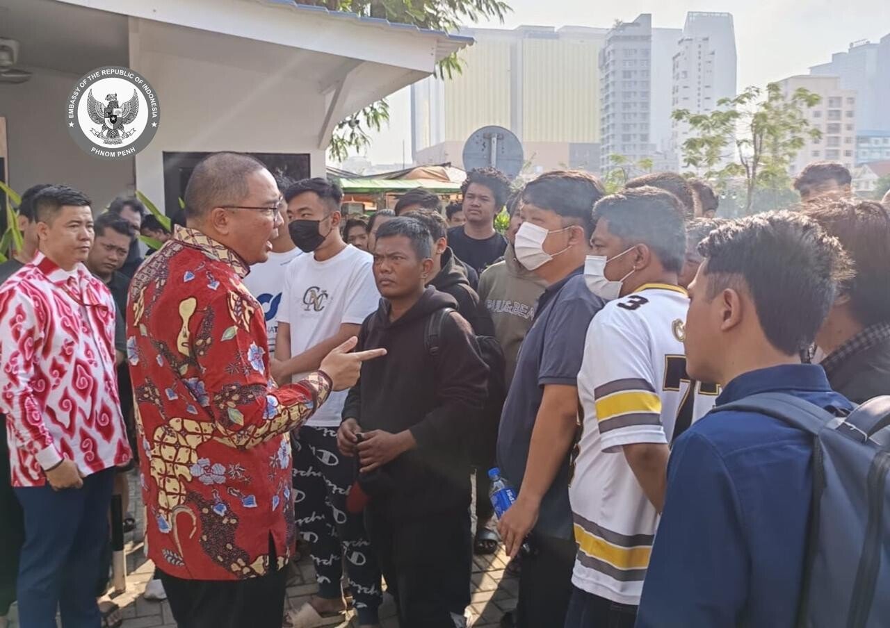 Pihak KBRI Phnom Penh saat menangani WNI yang terlibat sindikat penipuan daring (online scam)/Foto : KBRI Phnom Penh via Kemlu RI
