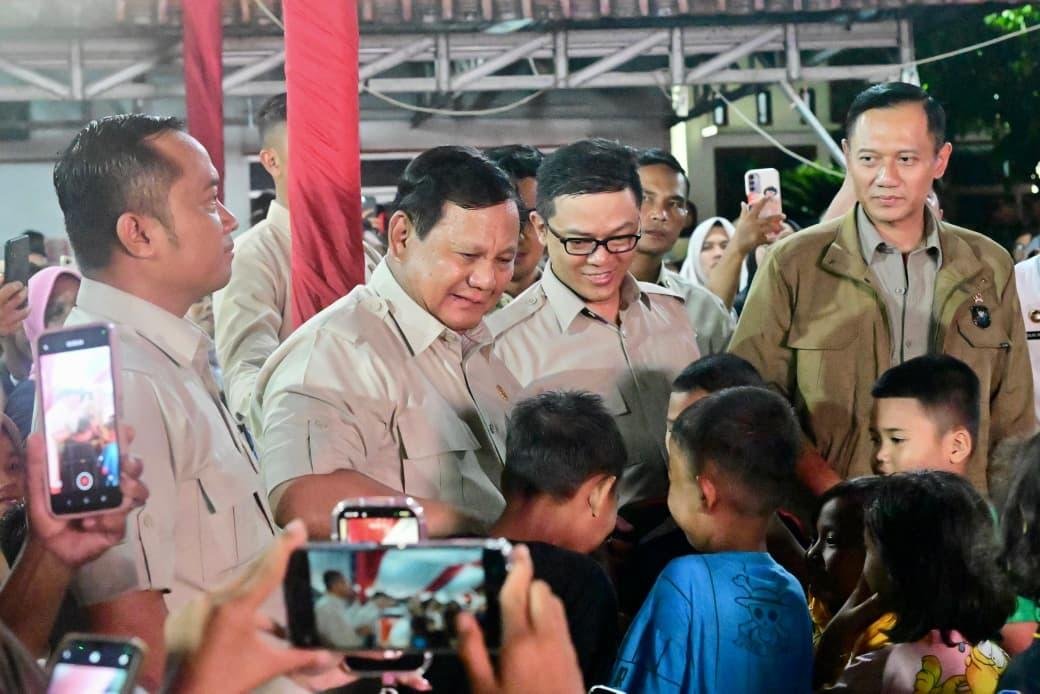Presiden Prabowo Subianto saat menghadiri malam pergantian Tahun Baru bersama warga Desa Batu Hula, Kecamatan Batang Toru, Kabupaten Tapanuli Selatan, Sumatera Utara, Rabu (31/12). Foto: dok.Sekertariat Negara