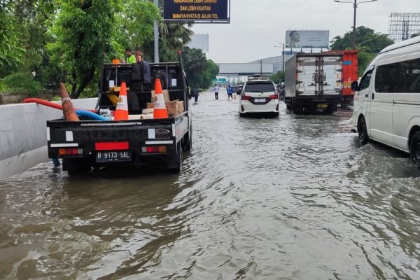 Ruas Jalan Tol Sedyatmo arah Bandara Soetta alami banjir pada Senin pagi (12/1)/Foto Jasa Marga
