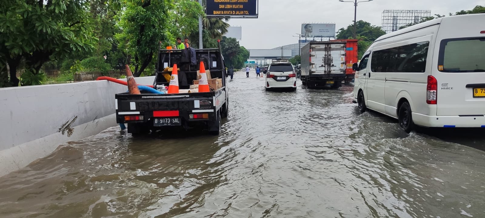 Ruas Jalan Tol Sedyatmo arah Bandara Soetta alami banjir pada Senin pagi (12/1)/Foto Jasa Marga