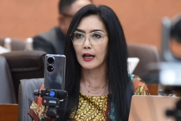 Anggota Komisi XIII DPR RI Rieke Diah Pitaloka, menyoroti kasus child grooming yang dialami Aurelie Moeremans dan dituangkan dalam buku memoar 'Broken Strings'/Foto : Dok. Istimewa