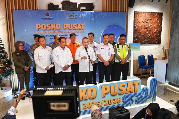 Menteri Perhubungan Dudy Purwagandhi dan jajaran saat menutup Posko Pusat Angkutan Nataru 2025/2026 di Kantor Pusat Kemenhub, Jakarta, Senin (5/1)/Foto Kemenhub