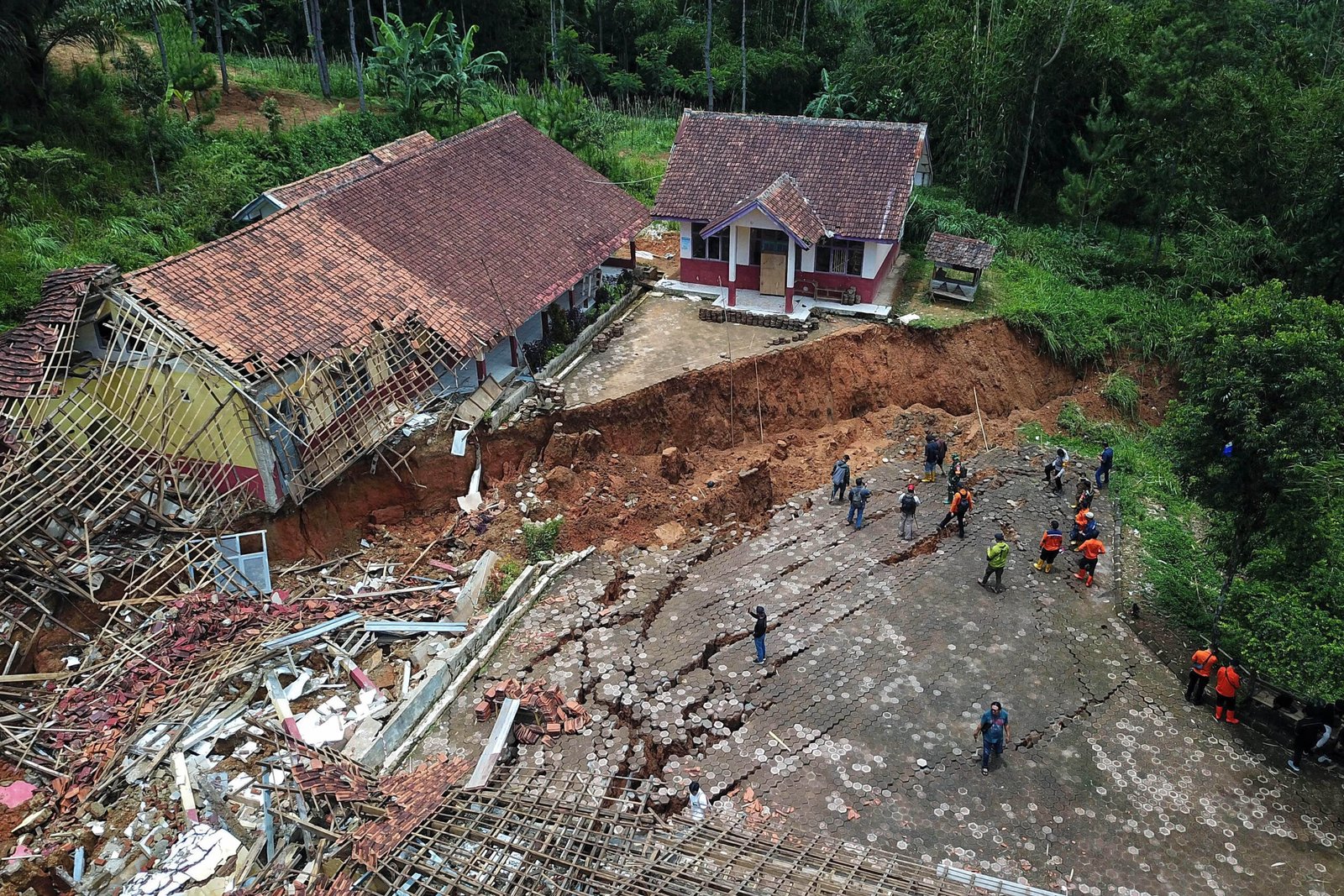 Longsor yang terjadi di kawasan Cisarua, Bandung Barat/Foto : Dok. BNPB