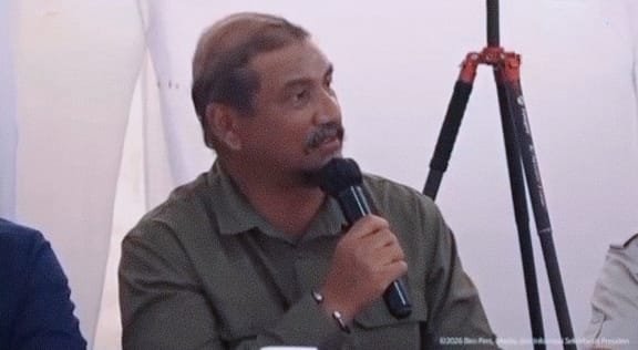Bupati Aceh Tamiang, Aceh, Armia Pahmi menyampaikan laporan kepada Presiden Prabowo Subianto dalam rapat langsung di lokasi pembangunan hunian sementara (huntara) untuk korban banjir Aceh Tamiang, di Desa Simpang 4 Upah, Kecamatan Karang Baru, Aceh Tamiang, Kamis (1/1). Foto: zulfitra/gpriority.co.id