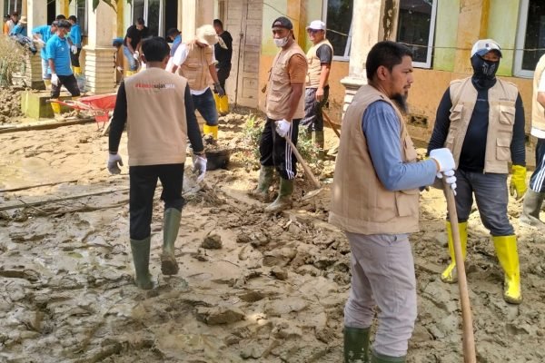 Ribuan Aparatur Sipil Negara (ASN) Provinsi bersihkan Sekolah-sekolah di Aceh Tamiang dari lumpur banjir yang terjadi pada akhir 2025 kemarin. (Foto: zulfitra/gpriority.co.id
