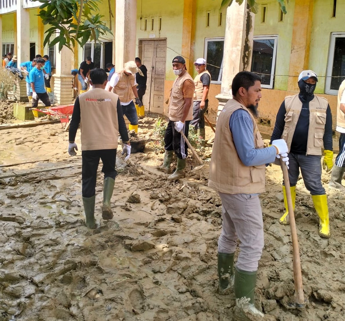 Ribuan Aparatur Sipil Negara (ASN) Provinsi bersihkan Sekolah-sekolah di Aceh Tamiang dari lumpur banjir yang terjadi pada akhir 2025 kemarin. (Foto: zulfitra/gpriority.co.id