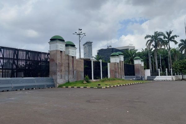Suasana di depan Gedung DPR/MPR RI pada Senin (5/1) sepi tanpa ada massa yang menggelar aksi demo tolak RUU KUHAP/Foto : GPriority (Nindya Farhah Azzahrah)