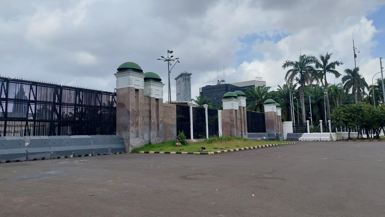Suasana di depan Gedung DPR/MPR RI pada Senin (5/1) sepi tanpa ada massa yang menggelar aksi demo tolak RUU KUHAP/Foto : GPriority (Nindya Farhah Azzahrah)