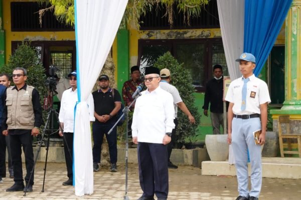 Wakil Bupati Aceh Tamiang, Ismail, dampingi Menteri Pendidikan Dasar dan Menengah Republik Indonesia, Prof. Dr. Abdul Mu’ti, dalam pelaksanaan Upacara Bendera Hari Pertama Sekolah Semester Genap Tahun Pelajaran 2025–2026 di SMA Negeri 4 Kejuruan Muda, Kampung Sungai Liput, Kecamatan Kejuruan Muda, Aceh Tamiang, Aceh. Senin (5/1). Foto: zulfitra/gpriority.co.id