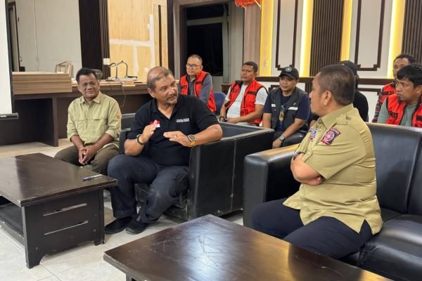Bupati dan Wakil Bupati Aceh Tamiang, Aceh, Armia Pahmi, dan Ismail, menerima kunjungan Bupati Kabupaten Luwu Timur, Sulawesi Selatan (Sulsel), Irwan Bachri Syam, pada Minggu (4/1). Foto: zulfitra/gpriority.co.id