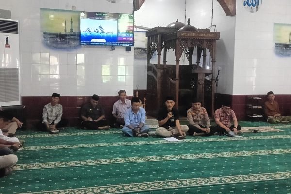 Pertemuan yang berlangsung di Masjid Raya Parepare tersebut dihadiri oleh Asisten I Sekretariat Daerah Kota Parepare, Dede Harirusrwman, serta Ketua DPRD Kota Parepare, Kaharuddin Kadir, bersama para pengurus masjid, Jumat (9/1).