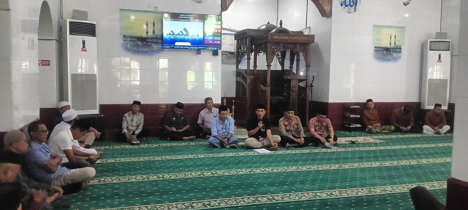 Pertemuan yang berlangsung di Masjid Raya Parepare tersebut dihadiri oleh Asisten I Sekretariat Daerah Kota Parepare, Dede Harirusrwman, serta Ketua DPRD Kota Parepare, Kaharuddin Kadir, bersama para pengurus masjid, Jumat (9/1).