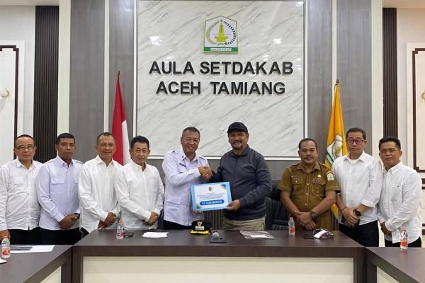 Bupati Aceh Tamiang, Aceh, Armia Pahmi, menerima kunjungan Bupati Tulungagung, H. Gatut Sunu Wibowo, yang berlangsung di Kantor Bupati Aceh Tamiang, Senin (12/1) kemarin. Foto: Humas setdakab Aceh Tamiang