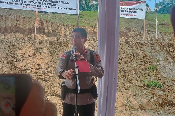 Kepala Kepolisian Daerah (Kapolda) Aceh, Irjen Pol Marzuki Ali Basyah meninjau lokasi pembangunan hunian tetap di Desa Simpang Kanan, Kecamatan Kejuruan Muda, Kabupaten Aceh Tamiang. Foto: Zulfitra/GPriority